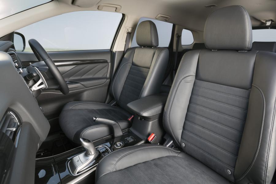 Интерьер Mitsubishi Outlander PHEV Juro 2016 года  (UK) (фото 34 из 46)